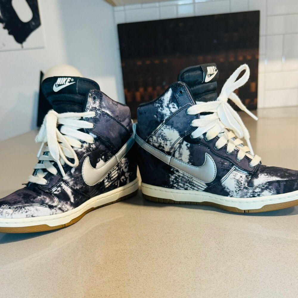 Nike Black and White Athletic Shoes - Picture 3 of 7